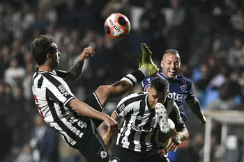 Leandro Zazpe y Emiliano García, de Wanderers, marcan a Nicolás López, de Nacional, en la fecha 13 del Clausura, en el Parque Viera (archivo, octubre de 2025). · Foto: Gianni Schiaffarino