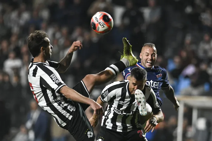 Leandro Zazpe y Emiliano García, de Wanderers, marcando a Nicolás López, de Nacional durante la décimo tercer fecha del Torneo Clausura, en el Parque Viera. (archivo, octubre de 2025) · Foto: Gianni Schiaffarino