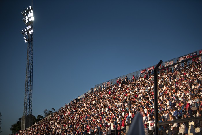 Hinchada de Nacional, durante la décimo tercer fecha del Torneo Clausura, el 26 de octubre, en el Parque Viera. · Foto: Gianni Schiaffarino