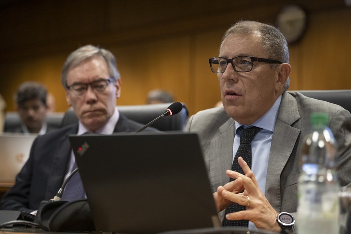 Martín Vallcorba y Gabriel Oddone, el 27 de octubre, en la Comisión de Hacienda integrada con Presupuesto,, en el Anexo del Palacio Legislativo. · Foto: Gianni Schiaffarino