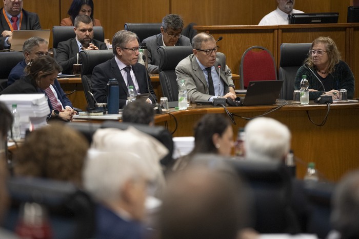 El equipo económico en la Comisión de Presupuesto integrada con Hacienda. · Foto: Gianni Schiaffarino