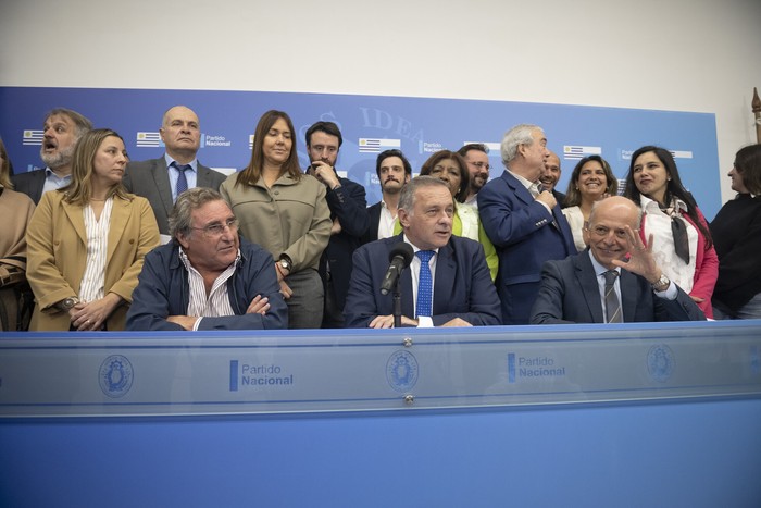 Armando Castaingdebat, Álvaro Delgado y Javier García, durante la reunión del directorio del partido Nacional, el 27 de octubre, en la casa del Partido Nacional. · Foto: Gianni Schiaffarino