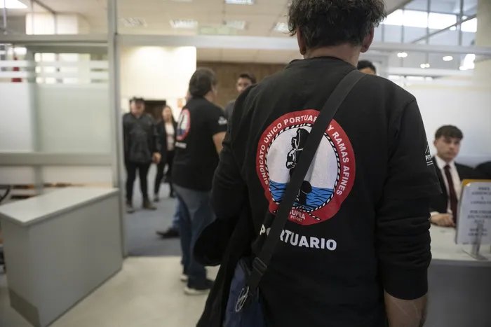 Sindicato Único de Trabajadores Porturarios durante instancia tripartita en el Ministerio de Trabajo y Seguridad (archivo, octubre de 2025) · Foto: Gianni Schiaffarino