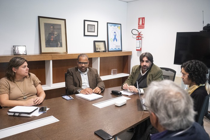Natalia López, Aníbal Pintos, Marcelo Metediera, Fernanda Artagaveyta y César García, el 27 de octubre, en Torre Ejecutiva. · Foto: Alessandro Maradei