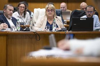 Sandra Lazo y autoridades del Ministerio de Defensa en la Comisión de Presupuestos integrada con Hacienda, el 28 de octubre, en el edificio anexo del Palacio Legislativo. · Foto: Gianni Schiaffarino