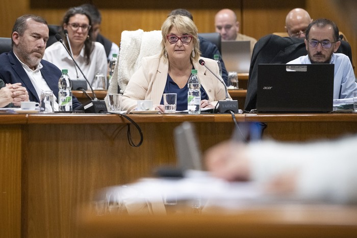 Sandra Lazo y autoridades del Ministerio de Defensa en la Comisión de Presupuestos integrada con Hacienda, el 28 de octubre, en el edificio anexo del Palacio Legislativo. · Foto: Gianni Schiaffarino