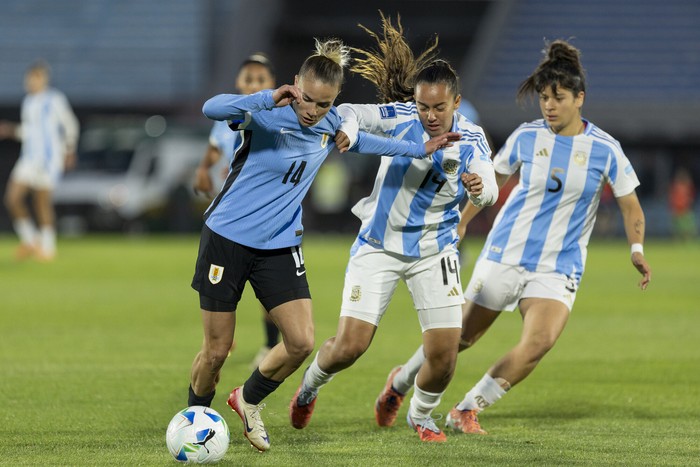 Alaides Paz, de Uruguay y Milagros Martín y Vanina Preininger, de Argentina, el 28 de octubre, durante un partido por la Liga de Naciones Femenina, en el estadio Centenario. · Foto: Rodrigo Viera Amaral