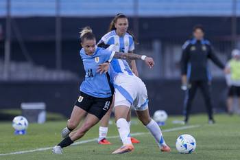 Alaides Paz de Uruguay y Eliana Stabile de Argentina, durante el encuentro por la Liga de Naciones Femenina, el 28 de octubre, en el estadio Centenario. · Foto: Rodrigo Viera Amaral