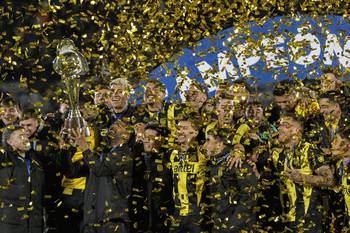 Jugadores de Peñarol tras ganarle a Plaza Colonia, el 29 de octubre, en el estadio Centenario. · Foto: Rodrigo Viera Amaral