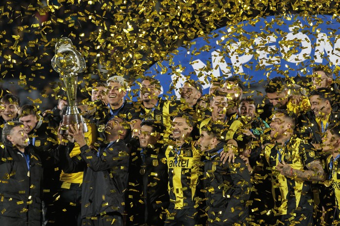 Jugadores de Peñarol tras ganarle a Plaza Colonia, el 29 de octubre, en el estadio Centenario. · Foto: Rodrigo Viera Amaral