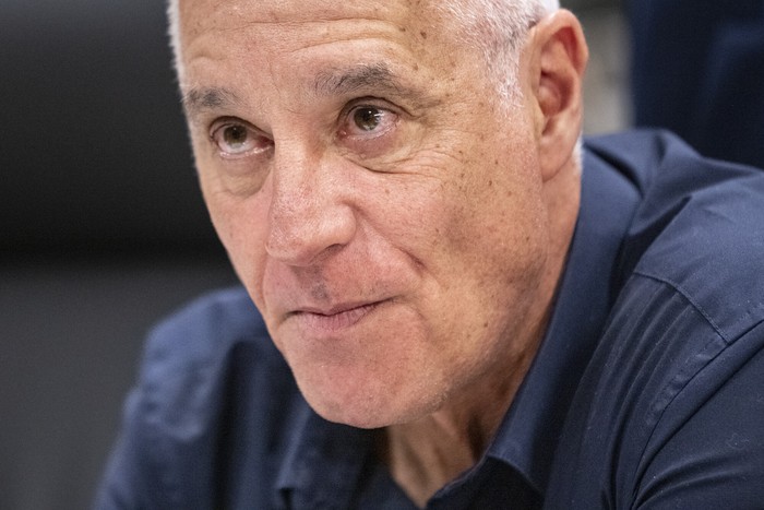 Carlos Negro, el 30 de octubre, durante la Comisión de Presupuesto integrada con Hacienda, en el edificio anexo del Palacio Legislativo, en Montevideo. · Foto: Gianni Schiaffarino