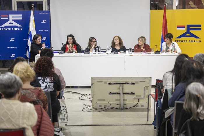 Soledad González, Tamara García, Tatiana Antúnez, Constanza Moreira, Lilian Galán y Verónica Piñieiro, el 31 de octubre, en la actividad Justicia Tributaria ¿Qué pensamos las mujeres sobre el impuesto al 1 % más rico?, en la Huella de Seregni. · Foto: Rodrigo Viera Amaral