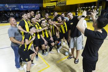 Jugadores de Peñarol al final del partido, el 1º de noviembre, en el Palacio Peñarol. · Foto: Rodrigo Viera Amaral
