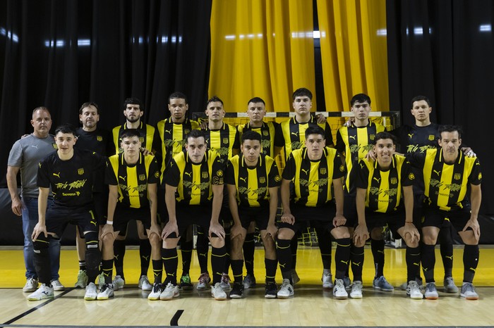 El equipo de Peñarol que jugó el clásico. · Foto: Rodrigo Viera Amaral