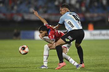 Lucas Villalba, de Nacional, y Mathías Suárez, de Cerro, el 1º de noviembre en el estadio Centenario. · Foto: Alessandro Maradei