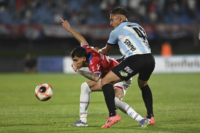Lucas Villalba, de Nacional, y Mathías Suárez, de Cerro, el 1º de noviembre en el estadio Centenario. · Foto: Alessandro Maradei