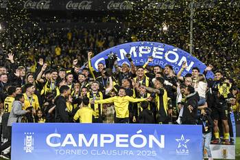Jugadores de Peñarol, el 2 de noviembre, tras consagrarse campeones del Clausura, en el Campeón del Siglo. · Foto: Gianni Schiaffarino