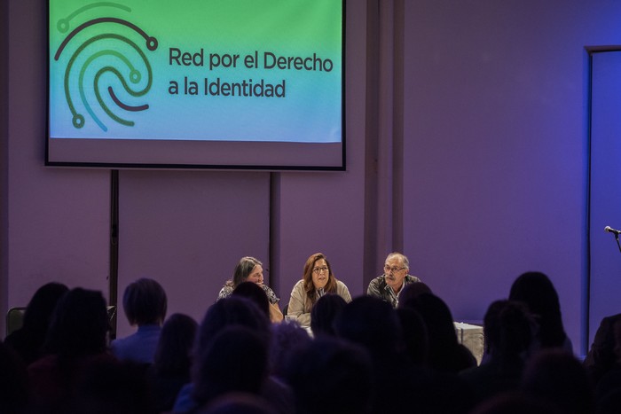 Macarena Gelman, Carlos Solsona y Claudia Poblete, el 3 de noviembre, en el teatro Solís. · Foto: Diego Vila