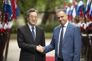 Ding Xuexiang y Yamandú Orsi, el 4 de noviembre, en la residencia de Suárez y Reyes. · Foto: Gianni Schiaffarino