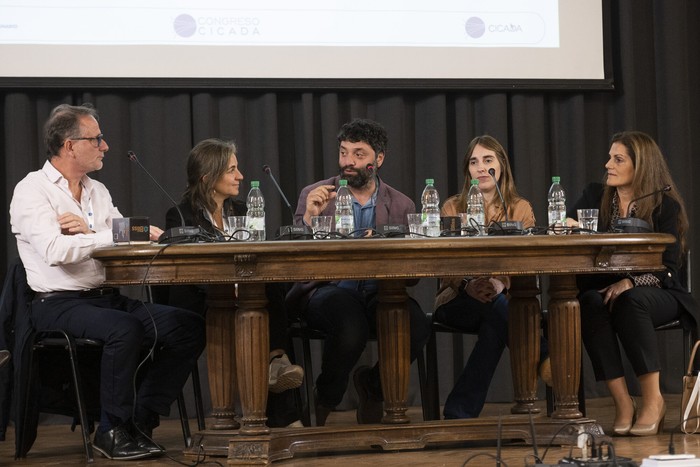 Bruno Gili, Lorena Etcheverry, Fabrizio Scrollini, Paula Martinez y Barbara Muracciole, ayer, en la Facultad de Ingeniería. · Foto: Alessandro Maradei