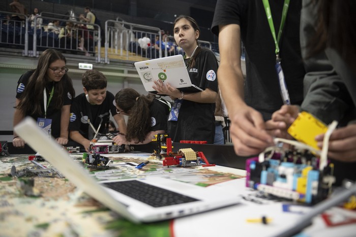 Estudiantes durante las olimpiadas de robótica, el 6 de noviembre, en el Antel Arena. · Foto: Gianni Schiaffarino