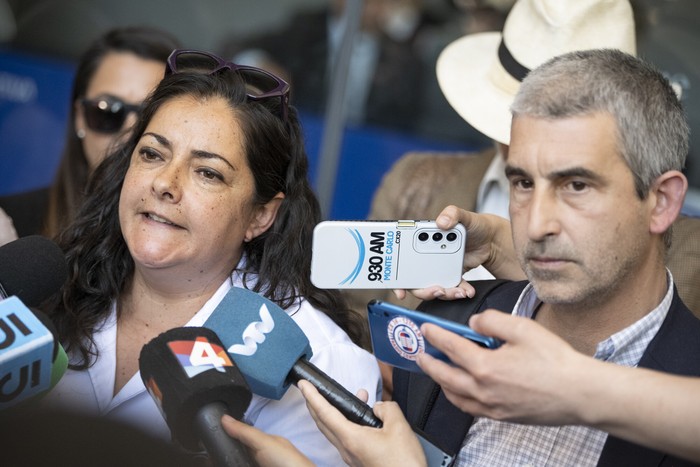 Paola López y Pablo Caggiani, el 10 de noviembre, durante una rueda de prensa frente a la Torre Ejecutiva. · Foto: Gianni Schiaffarino