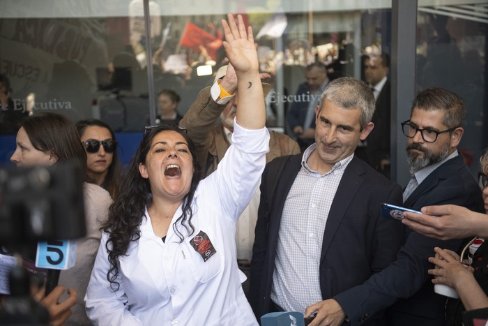 Paola López, secretaria general de Ademu Montevideo, y el presidente del Codicen, Pablo Caggiani, luego de la reunión con el presidente Orsi en Torre Ejecutiva. · Foto: Gianni Schiaffarino