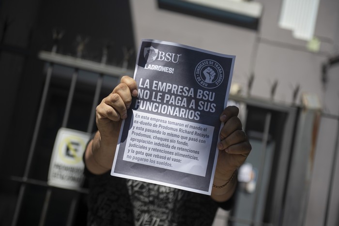 Movilización de los trabajadores de BSU frente a la empresa. · Foto: Gianni Schiaffarino