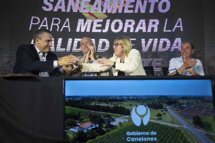 Pablo Ferreri, presidente de OSE; Francisco Legnani, intendente de Canelones; Cristina Lustemberg, ministra de Salud Pública y Ernesto Capano, alcalde del Municipio de Atlántida, durante la firma del convenio en el Espacio Dinamo de Atlántida. · Foto: Alessandro Maradei