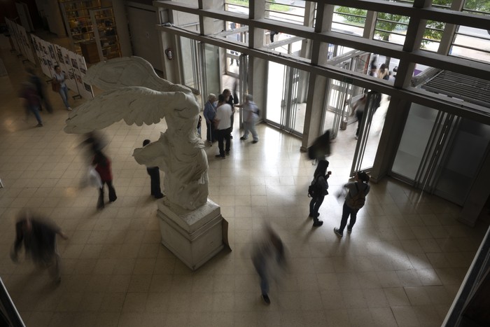 Facultad de Arquitectura, Diseño y Urbanismo, el 12 de noviembre. · Foto: Gianni Schiaffarino