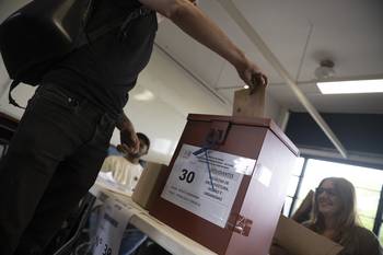 Votación en la Facultad de Arquitectura, Diseño y Urbanismo, el 12 de noviembre. · Foto: Gianni Schiaffarino