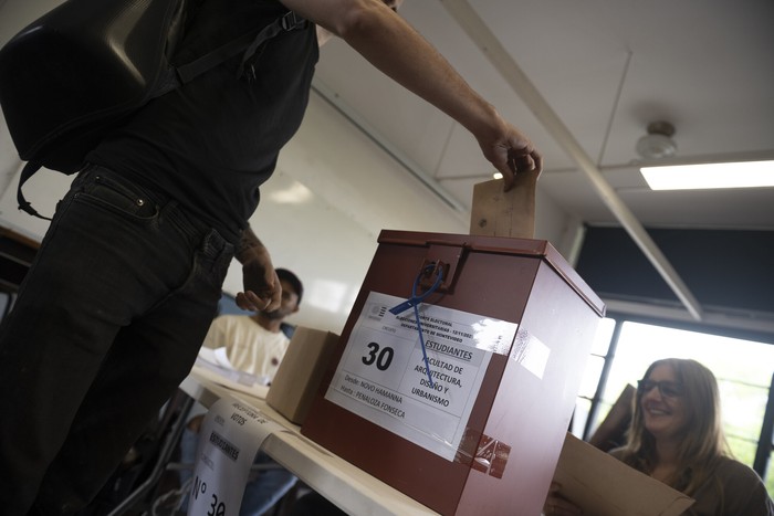 Votación en la Facultad de Arquitectura, Diseño y Urbanismo, el miércoles 12. · Foto: Gianni Schiaffarino