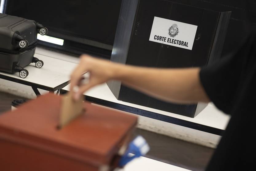 20251209 Pol caja profesionales