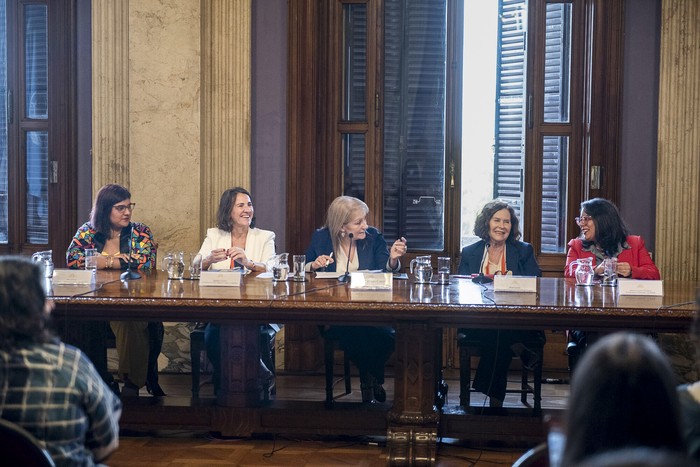 Sofía Quiroga, Magdalena Ferrero, Carolina Cosse, Ana Lima, Tamara Amoroso y Andrea Tuana, durante el conversatorio, el 12 de noviembre, en el Salón de Eventos Especiales del Palacio Legislativo. · Foto: Diego Vila