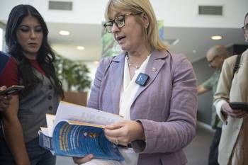 La ministra de Salud, Cristina Lustemberg, el 13 de noviembre, en el anexo de la Torre Ejecutiva. · Foto: Gianni Schiaffarino