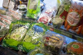 Foto principal del artículo '68% de las personas perciben frecuentemente que productos que compran están “excesivamente” empaquetados en plásticos evitables' · Foto: Gianni Schiaffarino