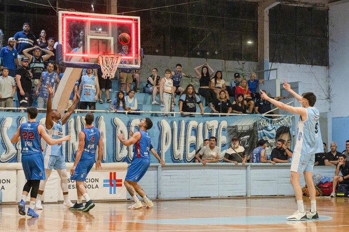 Cordón contra Biguá, el 14 de noviembre, en cancha de Cordón. · Foto: Laura Sosa