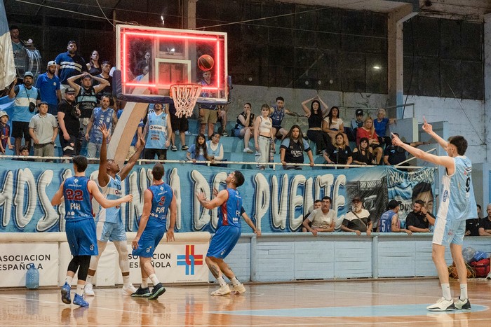 Cordón vs Biguá, el 14 de noviembre, en cancha de Cordón. · Foto: Laura Sosa