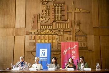 Rinche Roodenburg, Graciela Villar, Cinthya Veiga, Débora Quiring y Patricia Soria, el 18 de noviembre, durante la apertura de la 5ª edición del Mes de las Migraciones, en la Intendencia de Montevideo. · Foto: Gianni Schiaffarino