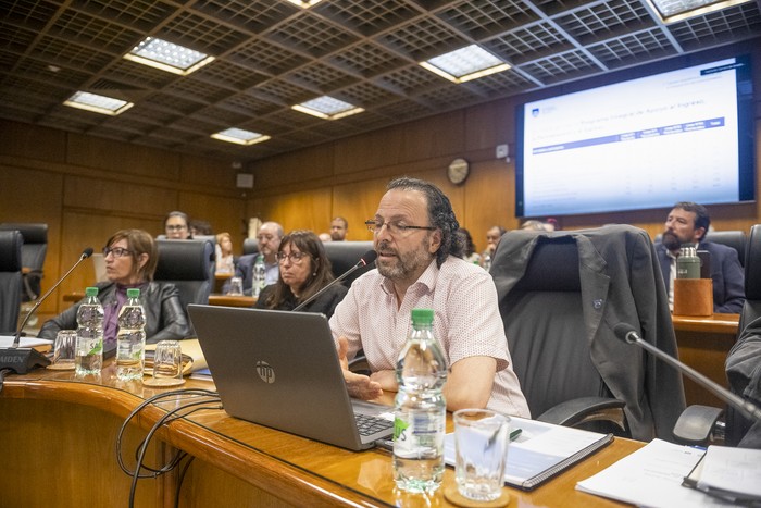 El rector de la Udelar, Héctor Cancela, el jueves 19 de noviembre, en la Comisión de Presupuestos integrada con Hacienda de la Cámara de Senadores. · Foto: Gianni Schiaffarino