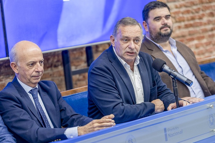 Javier García, Álvaro Delgado y Nicolás Olivera, el 19 de noviembre, durante la conferencia de prensa en la Casa del Partido Nacional. · Foto: Rodrigo Viera Amaral