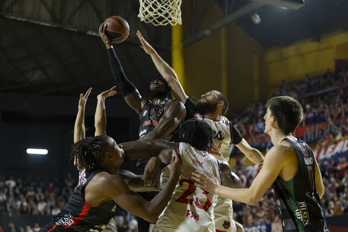 Partido entre Aguada y Goes, el 19 de noviembre, en el Palacio Peñarol.