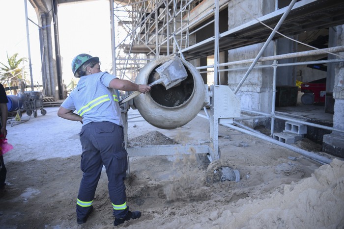 Trabajadora del proyecto Cipriani en el ex Hotel San Rafael. ( archivo, noviembre 2025) · Foto: Natalia Ayala