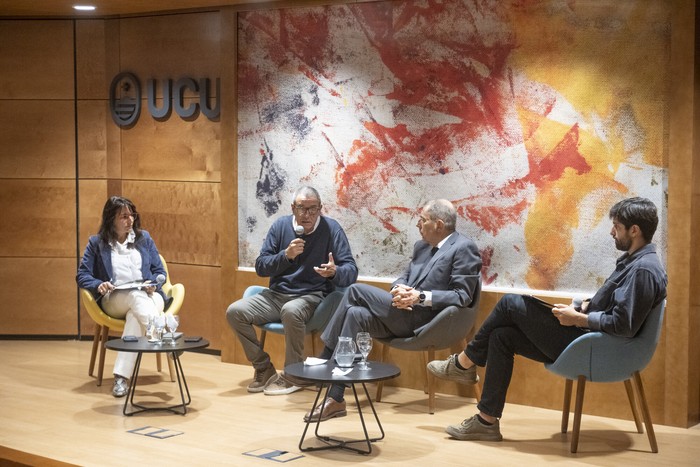 Isabelle Chaquiriand, Jaime Saavedra, Gabriel Oddone y Agustín Labat, el 21 de noviembre, en la UCU. · Foto: Gianni Schiaffarino