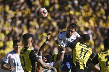 Sebastián Coates, de Nacional, durante la primera final del Campeonato Uruguayo, el 23 de noviembre, en el estadio Campeón del Siglo. · Foto: Gianni Schiaffarino