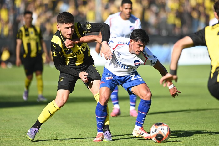 Ignacio Sos,a de Peñarol y Diego Romero, de Nacional, el domingo 23 de noviembre, durante la primera final, en el Campeón del Siglo · Foto: Alessandro Maradei