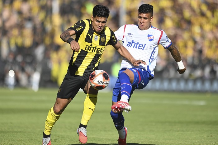 Matías Arezo, de Peñarol, y Julián Millán, de Nacional, el 23 de noviembre, en el estadio Campeón del Siglo. · Foto: Rodrigo Viera Amaral
