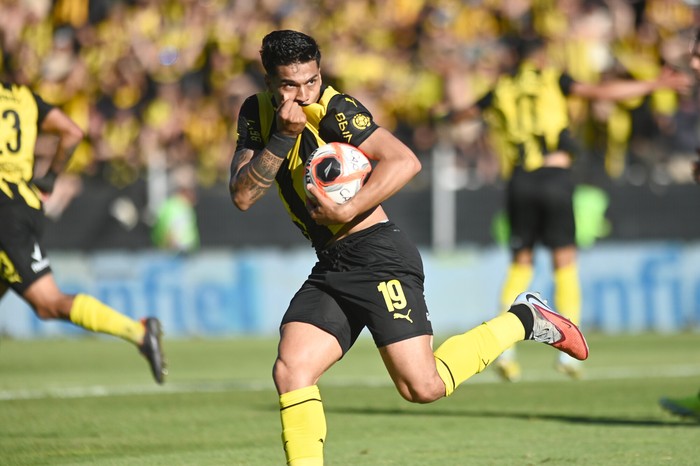 Matías Arezo, de peñarol, en el estadio Campeón del Siglo. · Foto: Alessandro Maradei