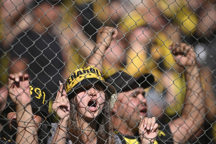 Hinchada de Peñarol, durante la primer final del Campeonato Uruguayo, el 23 de noviembre, en el estadio Campeón del Siglo · Foto: Gianni Schiaffarino
