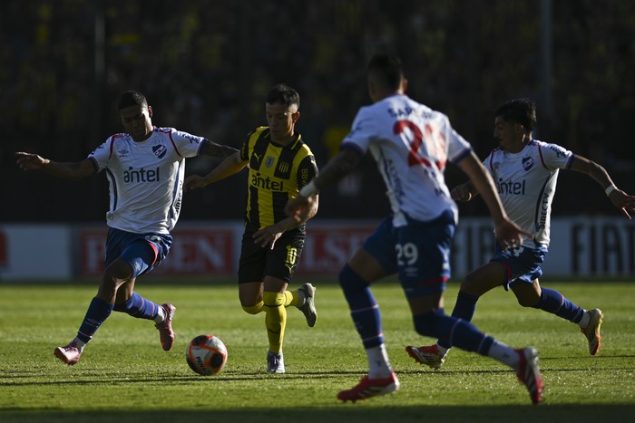 Leonardo Fernández, de Peñarol, durante la primer final del Campeonato Uruguayo, el 23 de noviembre, en el Campeón del Siglo · Foto: Gianni Schiaffarino